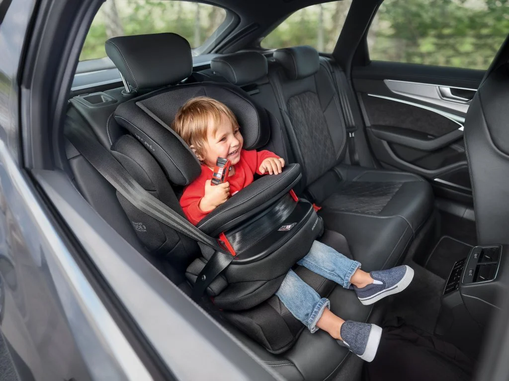 lifestyle-monza-nova-is-core-carbon-black-car-childseat-recaro-kids-WEB-1024x768-1
