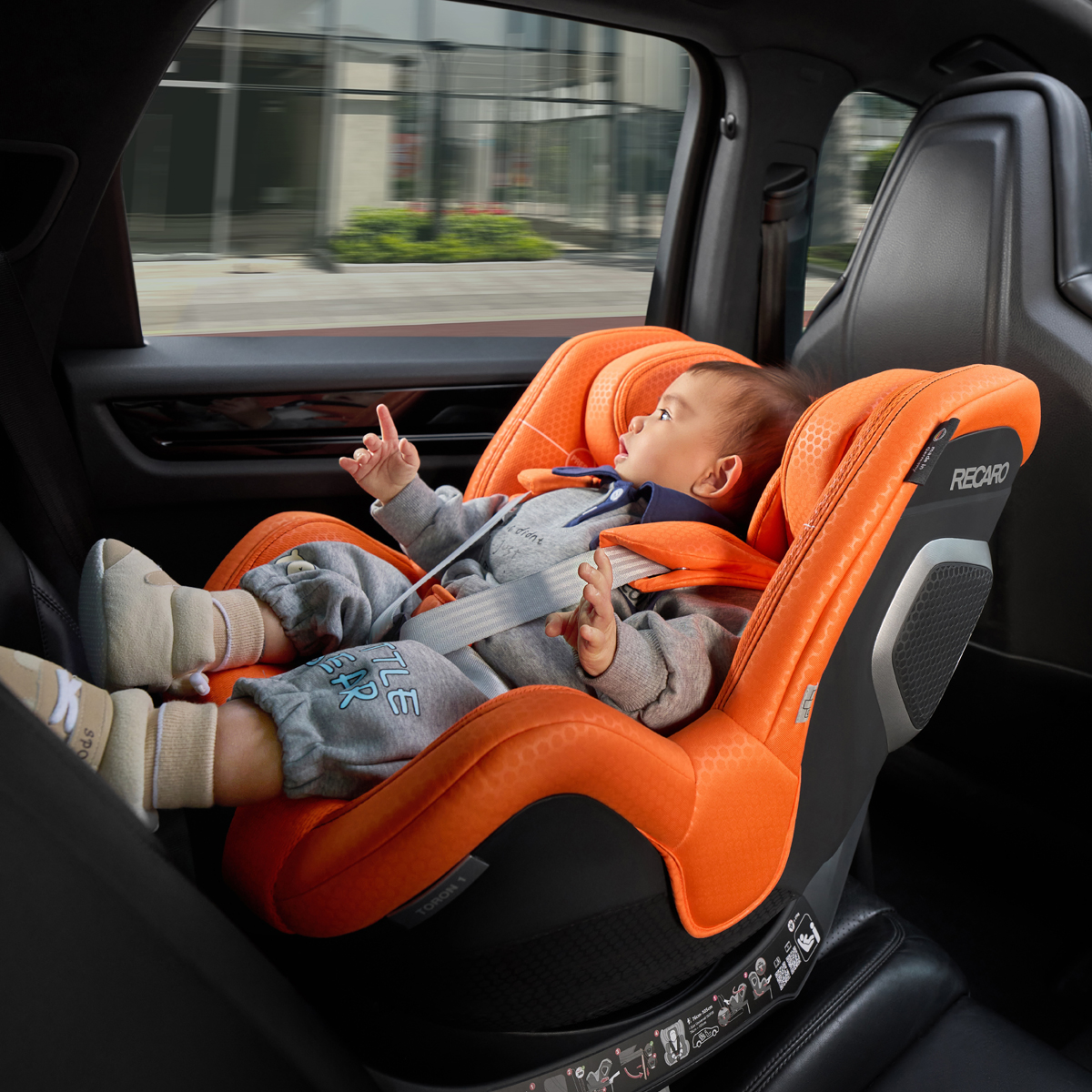 Kako izbrati avtosedež za <b>nagnjene</b> zadnje sedeže v avtomobilu?